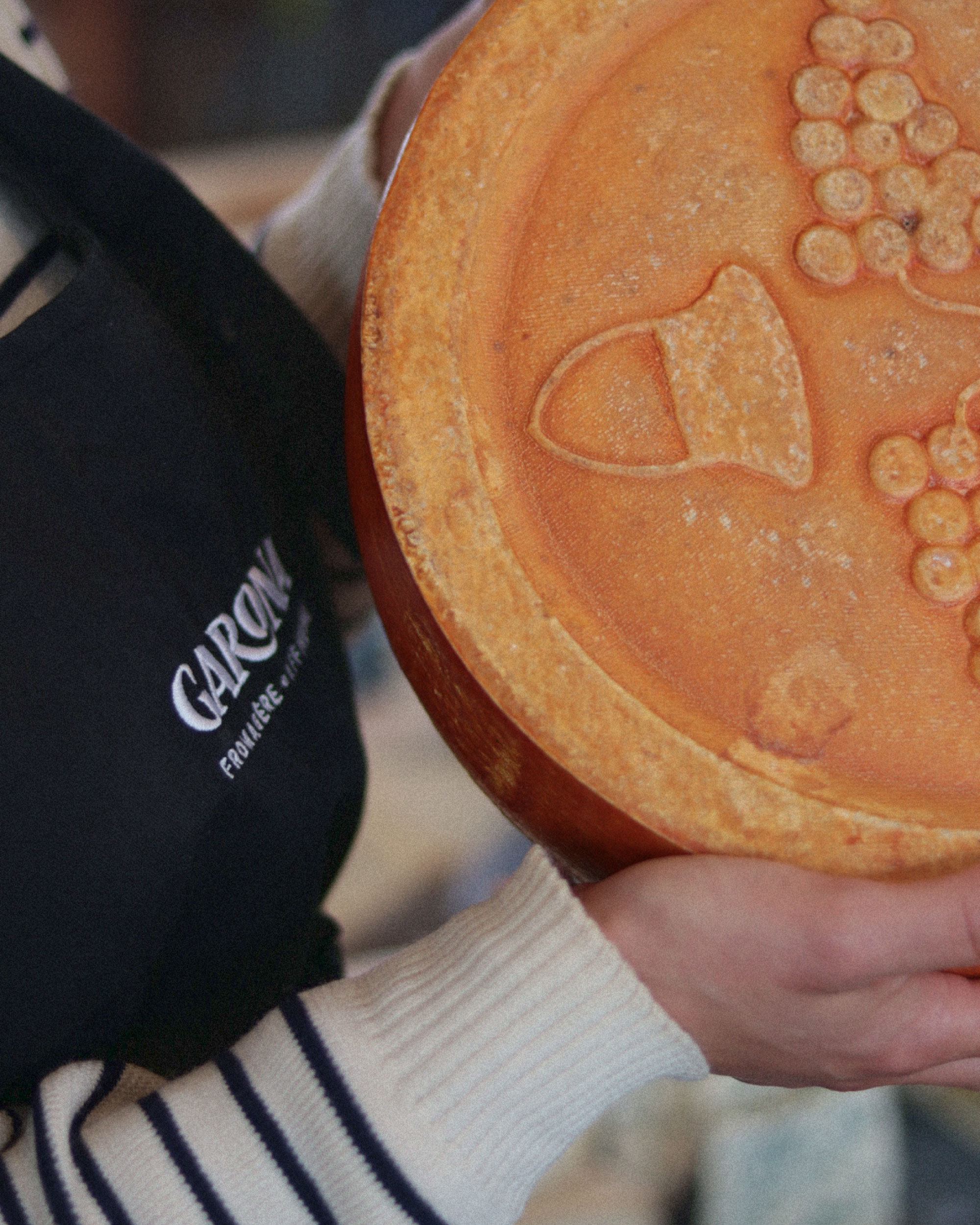 Tablier avec le logo de la fromagerie Garona